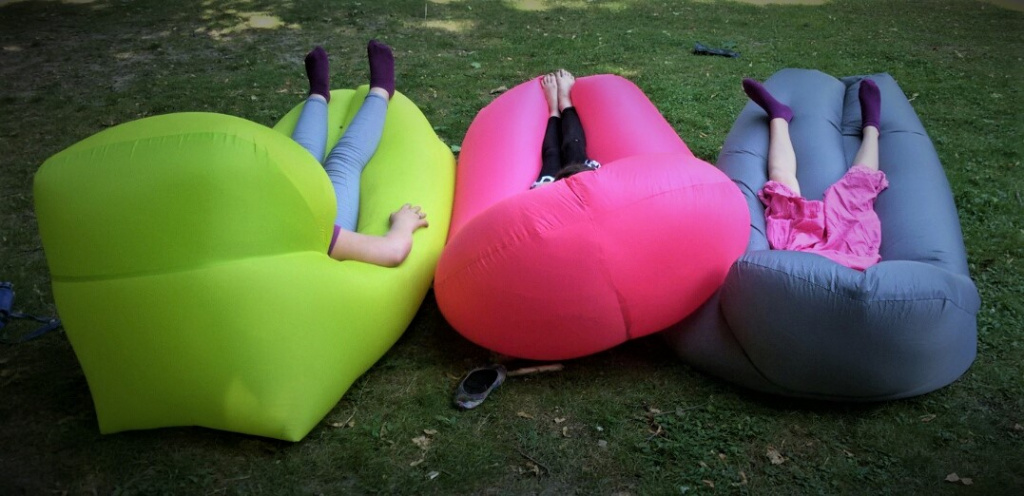 Drei Kinder in Luftsofas